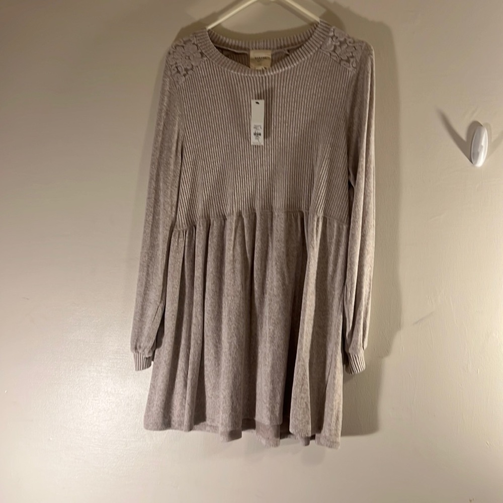 Oatmeal baby doll sweater dress, w shear detail on shoulders w sinched sleeves.
